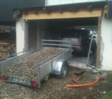 Mise en place de 7 tonnes de 16/30 (petits galets) pour rattraper la hauteur avant de couler le béton ... sinon chape trop haute !