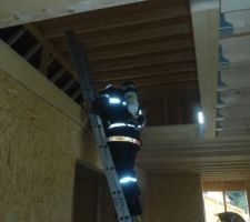 Intervention à l'étage avec masques et tout ce qui va avec