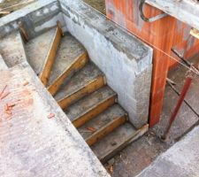 Escalier menant du garage à l'habitation