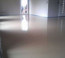 Chape anhydrite coul&eacute;e.