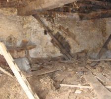 Côté séjour, c'est la plus grande pièce. on démonte le plancher du haut