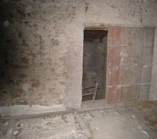 Acces au grenier par la grange uniquement et echelle