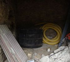 Côté cuisine. PRESSOIR à démonter! C'était la galère car le socle était tout en béton