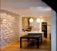 Dans le séjour il y aura un mur en pierre apparente et pareil dans la cuisine