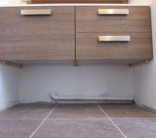 Vue des tasseaux install&eacute;s sous le meuble (&agrave; gauche et &agrave; droite) pour plus de solidit&eacute;, en plus des fixations sur l'arri&egrave;re.