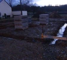 Les premiers parpaing sont arriv&eacute;s!