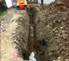 Tranchée pour la pose du compteur d'eau par VEOLIA