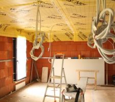 Mise en place de la membrane STOVAP pour rendre les parois étanches à l'air.