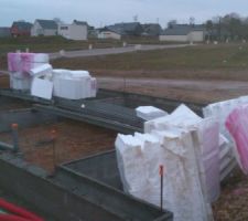 Avanc&eacute;e du vide sanitaire: plancher en b&eacute;ton &agrave; poutrelles et entrevous en polystyr&egrave;ne expanse.