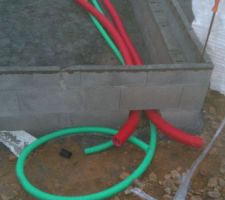 Avanc&eacute;e du vide sanitaire: plancher en b&eacute;ton &agrave; poutrelles et entrevous en polystyr&egrave;ne expanse.
fourreaux de c&acirc;bles