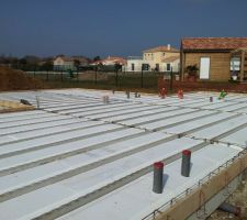 Hourdis de polystyrene sur vide sanitaire, en attente de la dalle