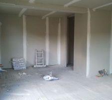 Vue du s&eacute;jour vers la cuisine et cellier