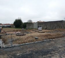 Les fondations coul&eacute;es, et deux rangs de soubassement.