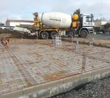 Coulage de la dalle en b&eacute;ton.