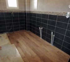 Début du plancher de la sdb (afromosia brut)