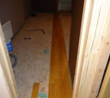 Pose des premières lames de parquet massif dans notre chambre