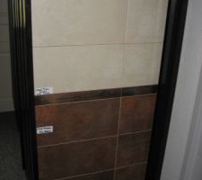 Fa&iuml;ence de la salle de bain vue de loin