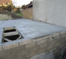 Partie droite de la dalle avec la trémie de l'escalier vers le sous-sol.
