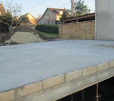 Dalle du rez-de-chaussée coulée, l'aboutissement d'une grande étape, pile 30 jours après l'ouverture du chantier !