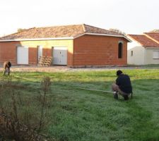 Le chef de chantier et le maçon commence à travailler les mesures pour faire une implantation précise