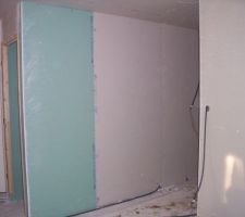 Cloison de l'entrée qui est également celle entre notre chambre et le sous-sol.