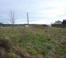Voici le terrain en l&eacute;g&egrave;re pente, en haut du terrain il y a la route et en bas du terrain le voisin. Le bas du terrain donne sur SUD OUEST donc pi&egrave;ces &agrave; vivre dirig&eacute; vers le bas du terrain.