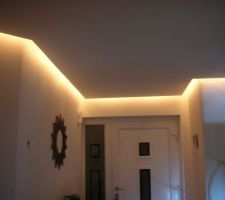 Éclairage indirect du faux plafond de l'entrée