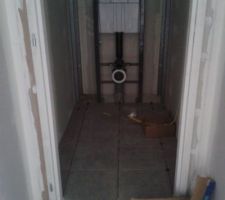 Wc suspendu posé et pose du carrelage terminée