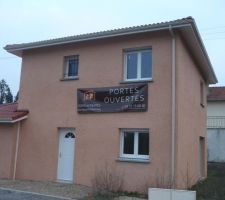 Portes ouvertes avec la bandes de plastique dans l'angle du garage pour dissimuler les fissures