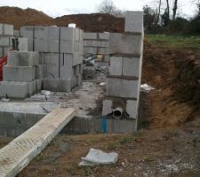 Vu du mur ext&eacute;rieur du garage (celui qui sera peut &ecirc;tre mitoyen? ou pas :-)) on voit aussi l'a&eacute;ration du vide sanitaire (tuyau PVC)