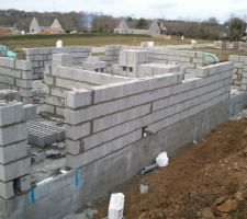 Ouverture de gauche : porte de service du garage
ouverture du milieu : fen&ecirc;tre de la cuisine
ouverture de droite : baie vitr&eacute;e du salon pour acc&egrave;s &agrave; la terrasse, et on apper&ccedil;oit la porte fen&ecirc;tre juste &agrave; c&ocirc;t&eacute;