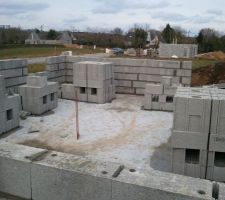 Vu du garage 2
on voit l'emplacement de la porte fen&ecirc;tre situ&eacute; &agrave; l'est pour avoir le soleil matinal.
Si si il fait beau en Bretagne, n'en d&eacute;plaise aux mauvaises langues