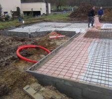 Les maçons à l'oeuvre sur le chantier pour la préparation du coulage