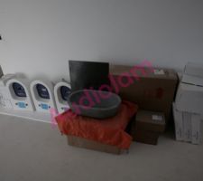 Le reste du mat&eacute;riel sanitaire, on a pas pu s'emp&ecirc;cher de sortir un lavabo pour s'assurer que l'association avec le carrelage serait &agrave; la hauteur de ce qu'on s'&eacute;tait imagin&eacute; !