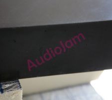 D&eacute;tail du b&eacute;ton et du logo Form'c grav&eacute; sur la tranche du lavabo