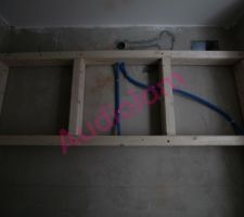 La structure en bois permettant de cr&eacute;er les niches pour les sources lumineuse dans le WC du rez