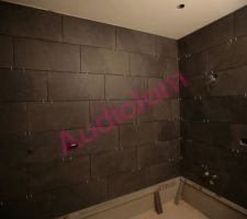 Le carrelage de la salle de douche pour la chambre d'amis en cours de pose...