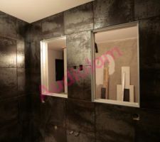 Le carrelage dans la salle de douche parentale, avec les deux niches pour les armoires &agrave; pharmacie encastr&eacute;es