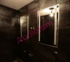 La salle de bain parentale avec les deux armoires &agrave; phramacie Keuco Royal Integral install&eacute;es