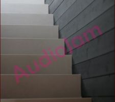 L'escalier entre le rez et le sous-sol avec les marches en carrelage