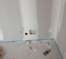 Un petit coup de gruy&egrave;re pour d&eacute;placer la prise du frigo