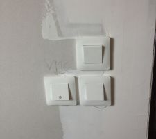 Les interrupteurs pas droit, nul part dans la maison