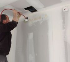 7 trous pour retrouver son cable (la prise &eacute;tait au sol au lieu d'&ecirc;tre &agrave; 2m45) et le trou c'est pour passer un fourreau des prises en dessous jusqu'au mur en face, par le plafond donc. On nous avait annonc&eacute; quelques petits trous, je ne m'attendais pas &agrave; &ccedil;a ...