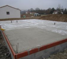 Voilà la dalle est coulée. Il fait un peu froid mais le béton utilisé est d'après le conducteur de travaux un béton adapté aux conditions météo du moment. 
Sur cette photo, la neige nous dévoile bien le travail d'isolation par le sol...