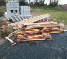 Le mat&eacute;riel est d&eacute;j&agrave; l&agrave; pour la dalle de l'&eacute;tage, qui devrait &ecirc;tre coul&eacute; en d&eacute;but voir milieu de semaine prochaine (semaine 13) d'apr&egrave;s le ma&ccedil;on.