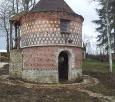 C'est notre pigeonnier!
Nous avons d&eacute;cid&eacute; de le garder. Il &eacute;tait compris dans le terrain...