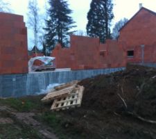 Les murs s'élèvent (façade arrière)
Grande baie vitrée de 3 mètres