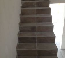 Escaliers menant du hall &agrave; l'&eacute;tage