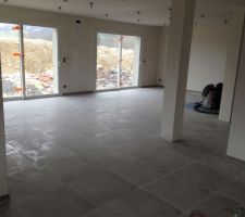 Carrelage fait dans l?espace jour (couche de poussi&egrave;re sur le carrelage)