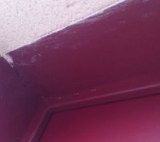 Finition sur porte d'entrée - Résidu d'enduit sur la porte d'entrée.